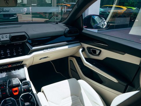 Used 2025 Lamborghini Urus SE AWD/4WD image 38
