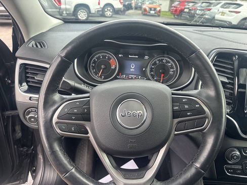 Used 2019 Jeep Cherokee Limited image 16