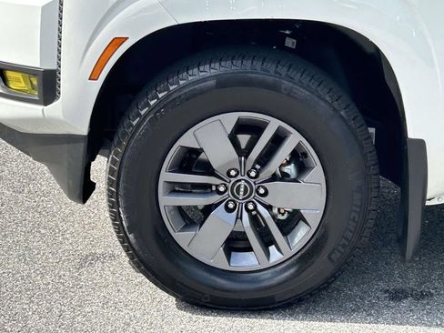 Used 2025 Nissan Frontier SV w/ SV Convenience Package RWD image 9