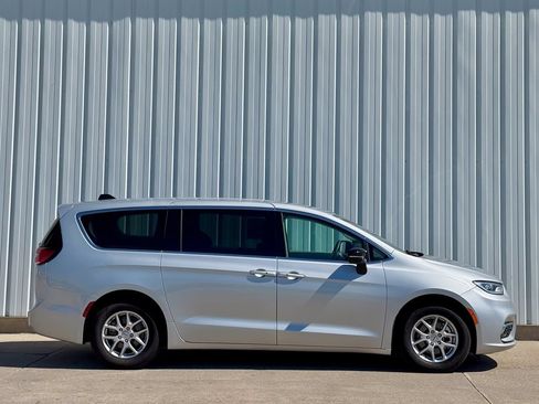 Used 2024 Chrysler Pacifica Touring-L FWD image 7