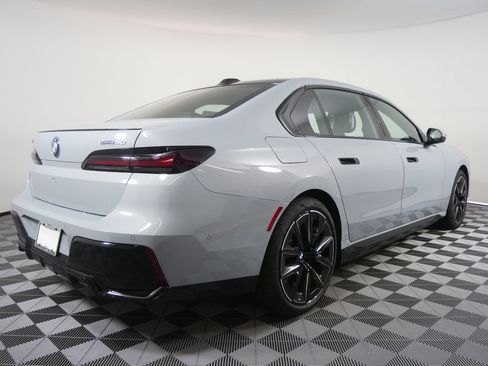Used 2026 BMW i7 eDrive50 w/ M Sport Package RWD image 5
