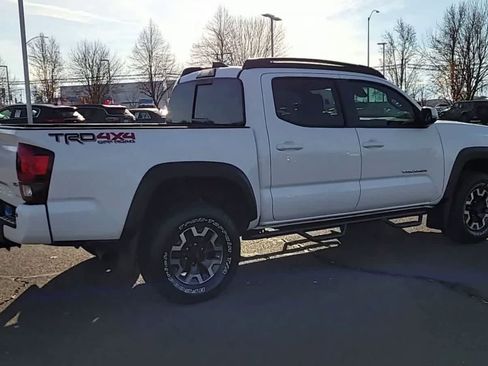 Used 2019 Toyota Tacoma TRD Off-Road w/ Technology Package AWD/4WD image 8