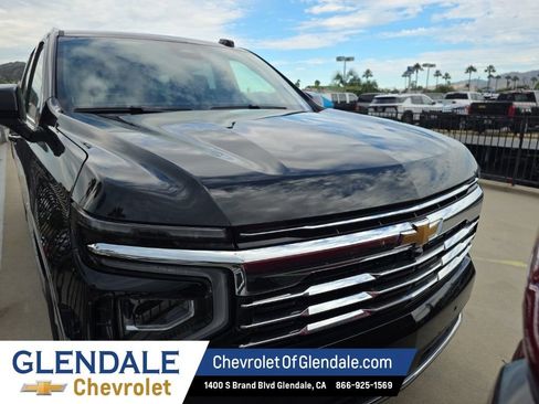 Used 2025 Chevrolet Suburban LT RWD image 7