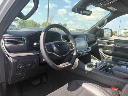 Used 2024 Jeep Wagoneer Series II w/ Flexible Seating Group AWD/4WD image 11