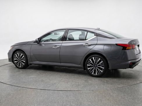 Used 2025 Nissan Altima 2.5 SV FWD image 6