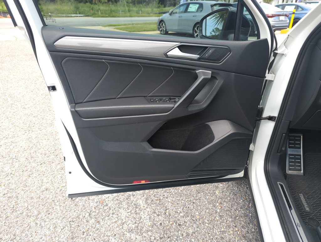 Certified 2023 Volkswagen Tiguan SE R-Line FWD image 18