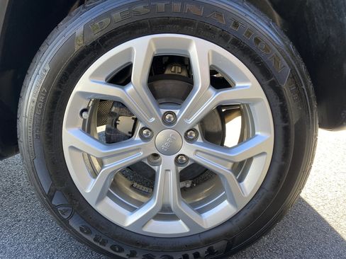 Used 2024 Jeep Compass Latitude image 40