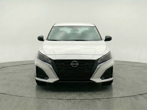 Used 2025 Nissan Altima 2.5 SV FWD image 2