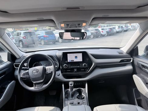 Used 2023 Toyota Highlander XLE image 16