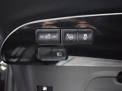 Used 2021 Toyota Prius LE image 15