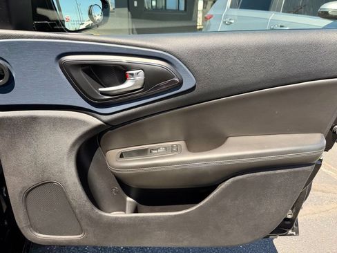 Used 2016 Chrysler 200 S w/ Comfort Group FWD image 33