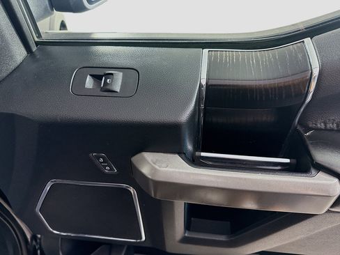 Used 2019 Ford F150 Platinum w/ Equipment Group 701A Luxury image 31