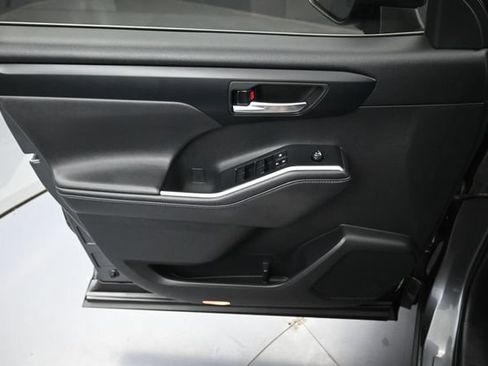 Used 2020 Toyota Highlander XLE AWD/4WD image 24