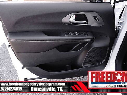 New 2026 Chrysler Pacifica Select image 38