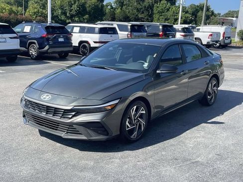 Used 2025 Hyundai Elantra Sport FWD image 3