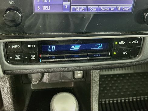 Used 2018 Toyota Corolla LE FWD image 22