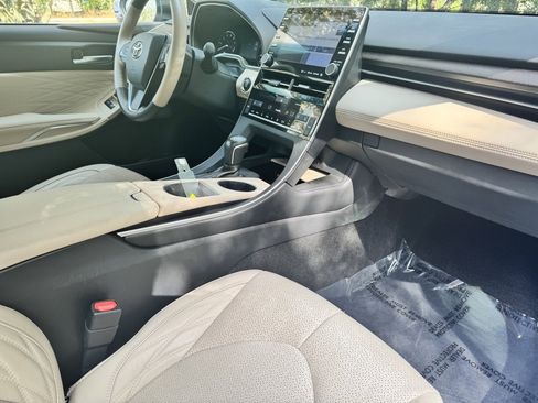 Used 2020 Toyota Avalon Limited image 10