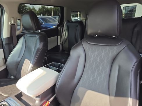 Certified 2024 Kia Carnival EX FWD image 22