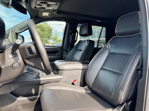 Used 2024 GMC Yukon SLT w/ SLT Luxury Package AWD/4WD image 17