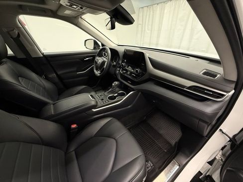 Certified 2023 Toyota Highlander XLE image 8