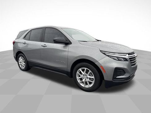 Used 2023 Chevrolet Equinox LS w/ LS Convenience Package FWD image 3