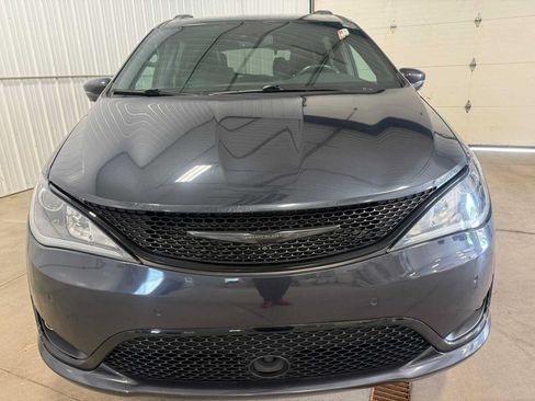 Used 2020 Chrysler Pacifica Limited FWD image 3
