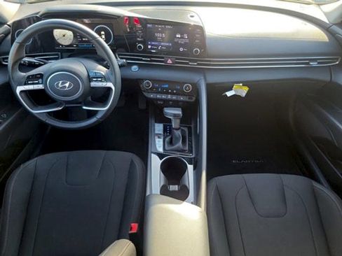 Used 2022 Hyundai Elantra SEL w/ Convenience Package FWD image 11