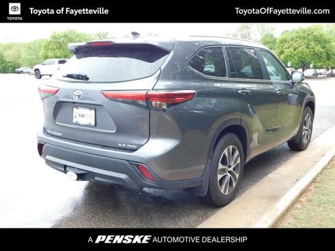 Used 2023 Toyota Highlander XLE AWD/4WD image 4