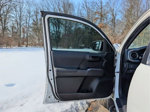 Used 2021 Toyota Tacoma TRD Off-Road w/ Technology Package image 10