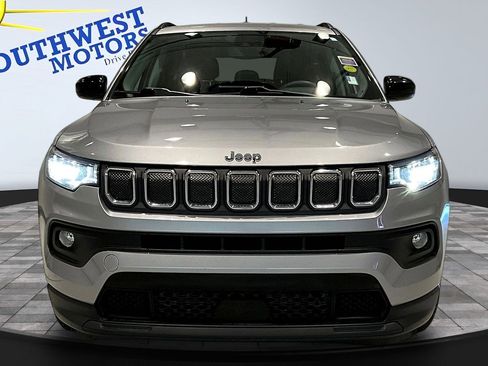 Used 2022 Jeep Compass Latitude image 2