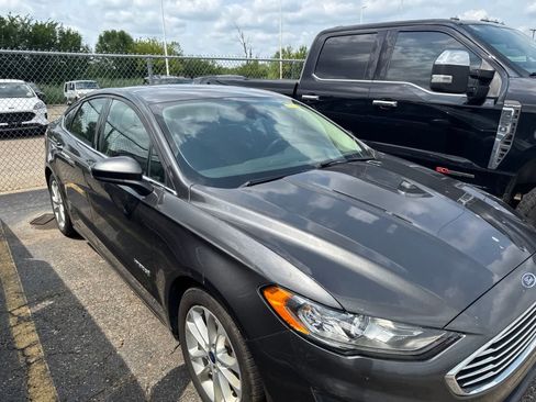 Used 2019 Ford Fusion SE FWD image 25