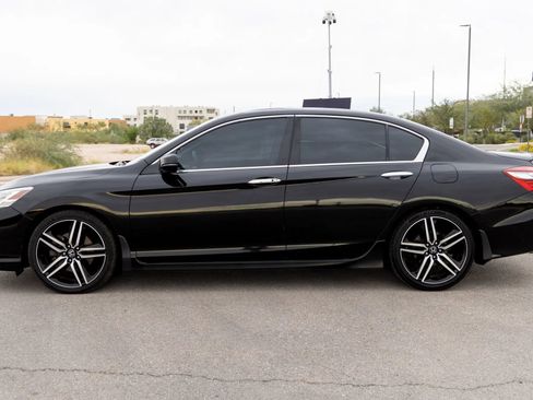 Used 2016 Honda Accord Touring image 2