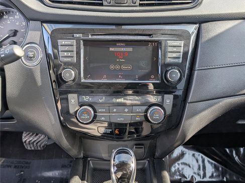 Used 2018 Nissan Rogue SV image 17