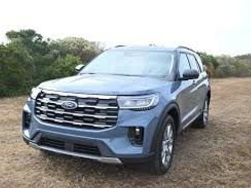 Used 2025 Ford Explorer Active w/ Active Comfort Package image 1