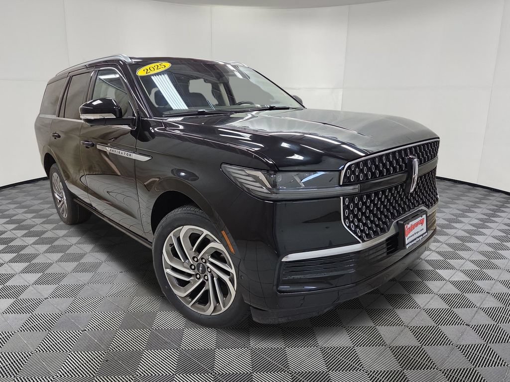 Used 2025 Lincoln Navigator Reserve AWD/4WD image 3