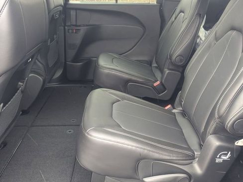 New 2026 Chrysler Pacifica Select image 17