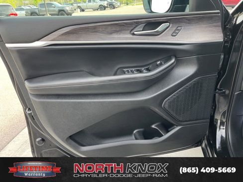 Used 2025 Jeep Grand Cherokee L Limited image 5