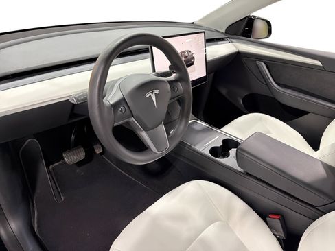 Certified 2023 Tesla Model Y Long Range AWD/4WD image 9