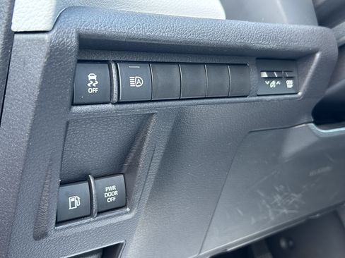 Used 2025 Toyota Sienna XLE FWD image 16