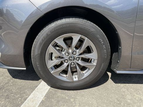 Used 2023 Toyota Sienna XLE FWD image 11