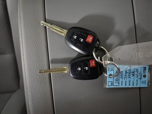 Used 2019 Toyota Highlander LE image 42