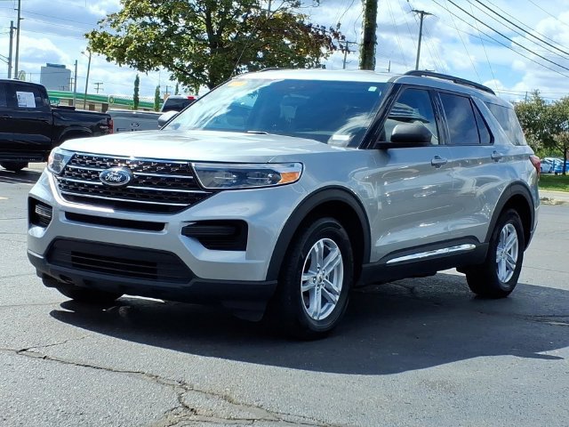 Used 2023 Ford Explorer XLT AWD/4WD image 3
