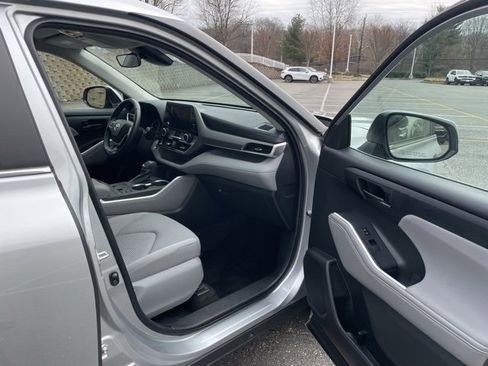 Used 2023 Toyota Highlander LE image 27