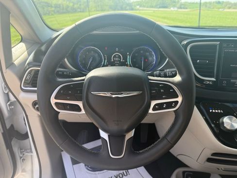 Used 2024 Chrysler Pacifica Touring-L FWD image 29