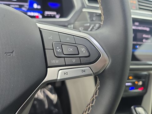 Used 2023 Volkswagen Tiguan SE w/ Panoramic Sunroof Package FWD image 18