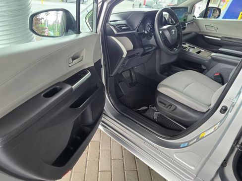 Used 2024 Toyota Sienna LE AWD/4WD image 22