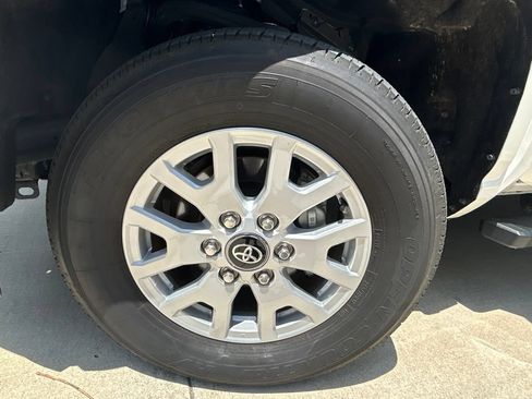 Used 2025 Toyota Tacoma SR5 AWD/4WD image 16