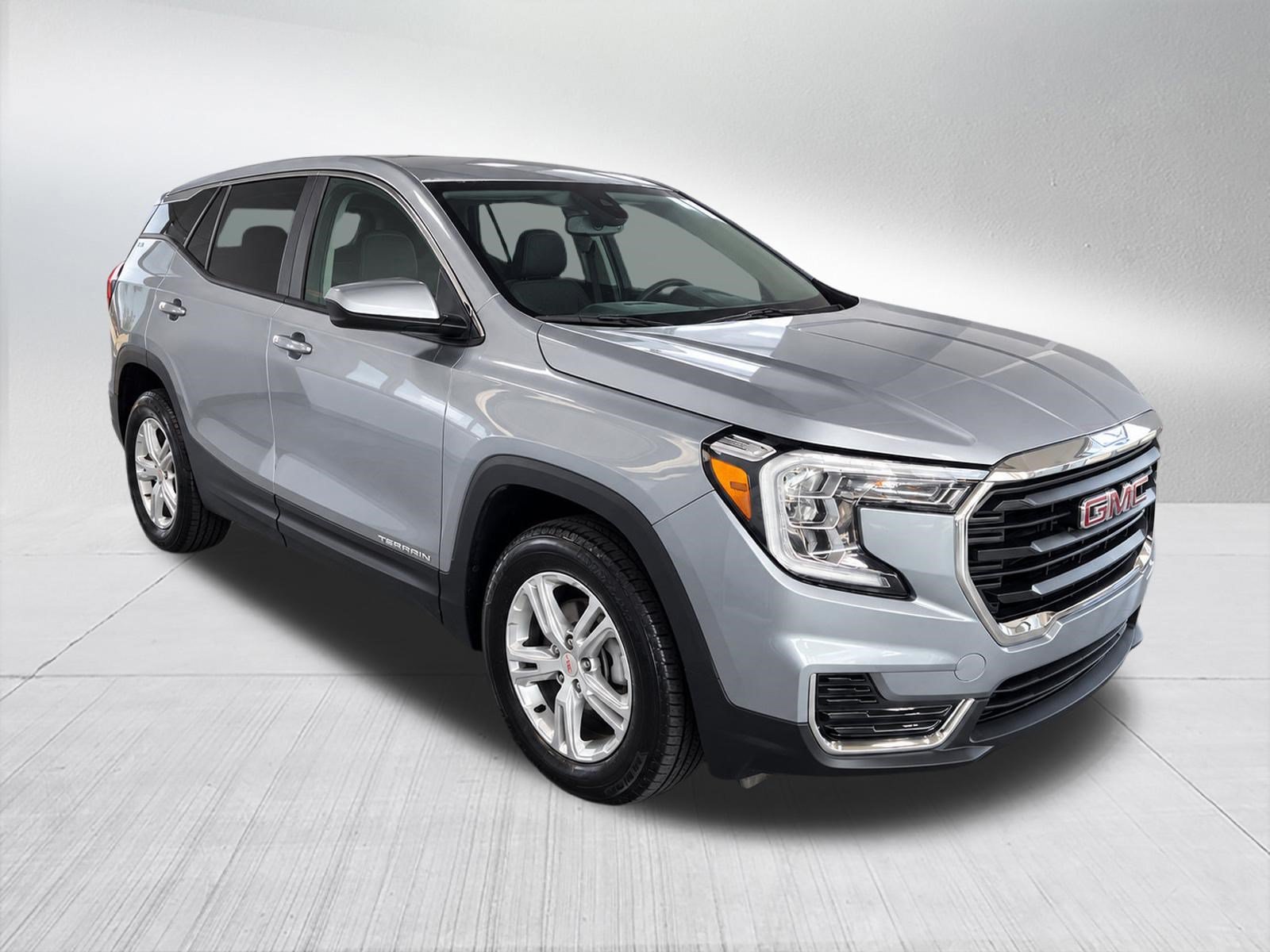 Used 2024 GMC Terrain SLE AWD/4WD image 3