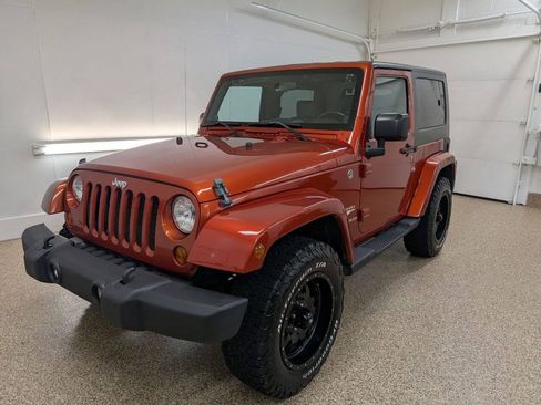 Used 2009 Jeep Wrangler Sahara w/ Dual Top Group AWD/4WD image 2
