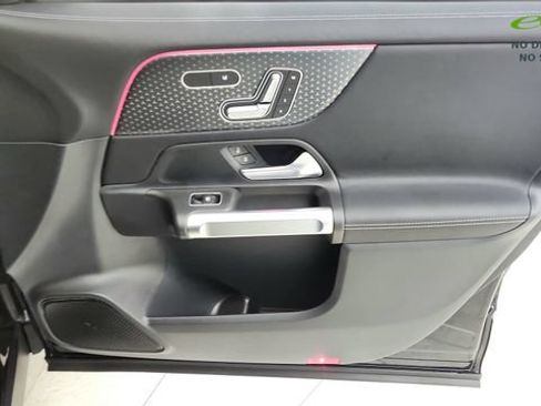 Used 2025 Mercedes-Benz GLB 250 4MATIC w/ Exclusive Package image 39